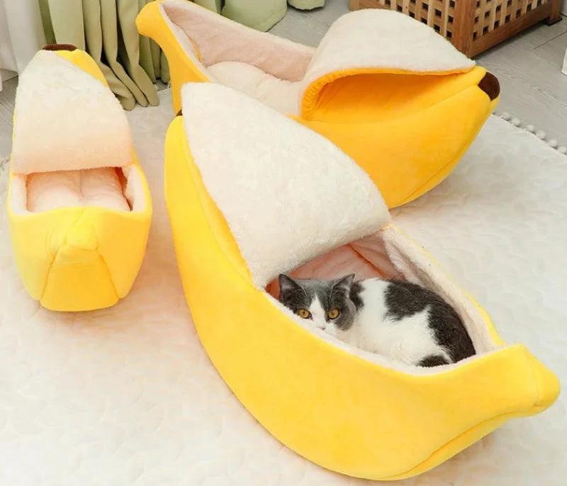 Cama em formato de banana para pets - O Chico Tem